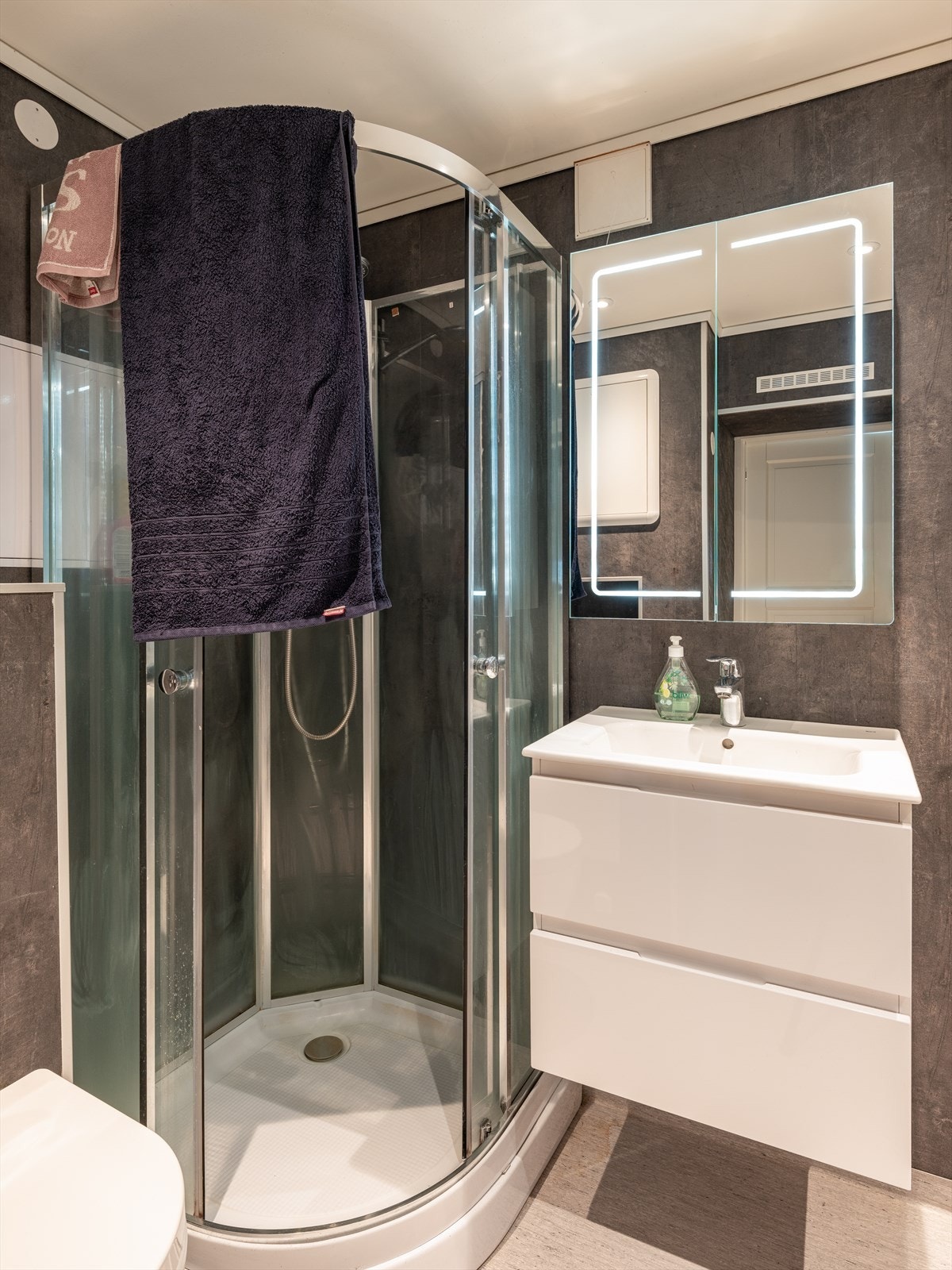 Det er satt inn dusjkabinett som skåner baderomsgulvet. Galleribilde