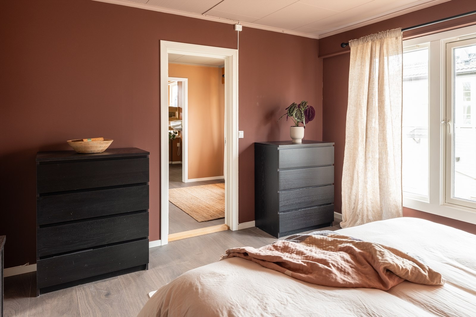 Fargevalget på soverommet gir en lun og avslappet atmosfære. Galleribilde