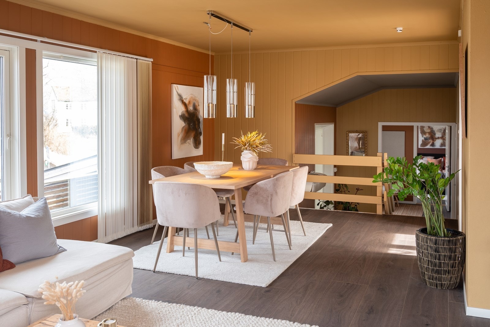 I stuen er det god plass til å møblere i ulike soner, hvor spisestuen får sin naturlige plassering mellom tv-stuen og kjøkkenet. Galleribilde