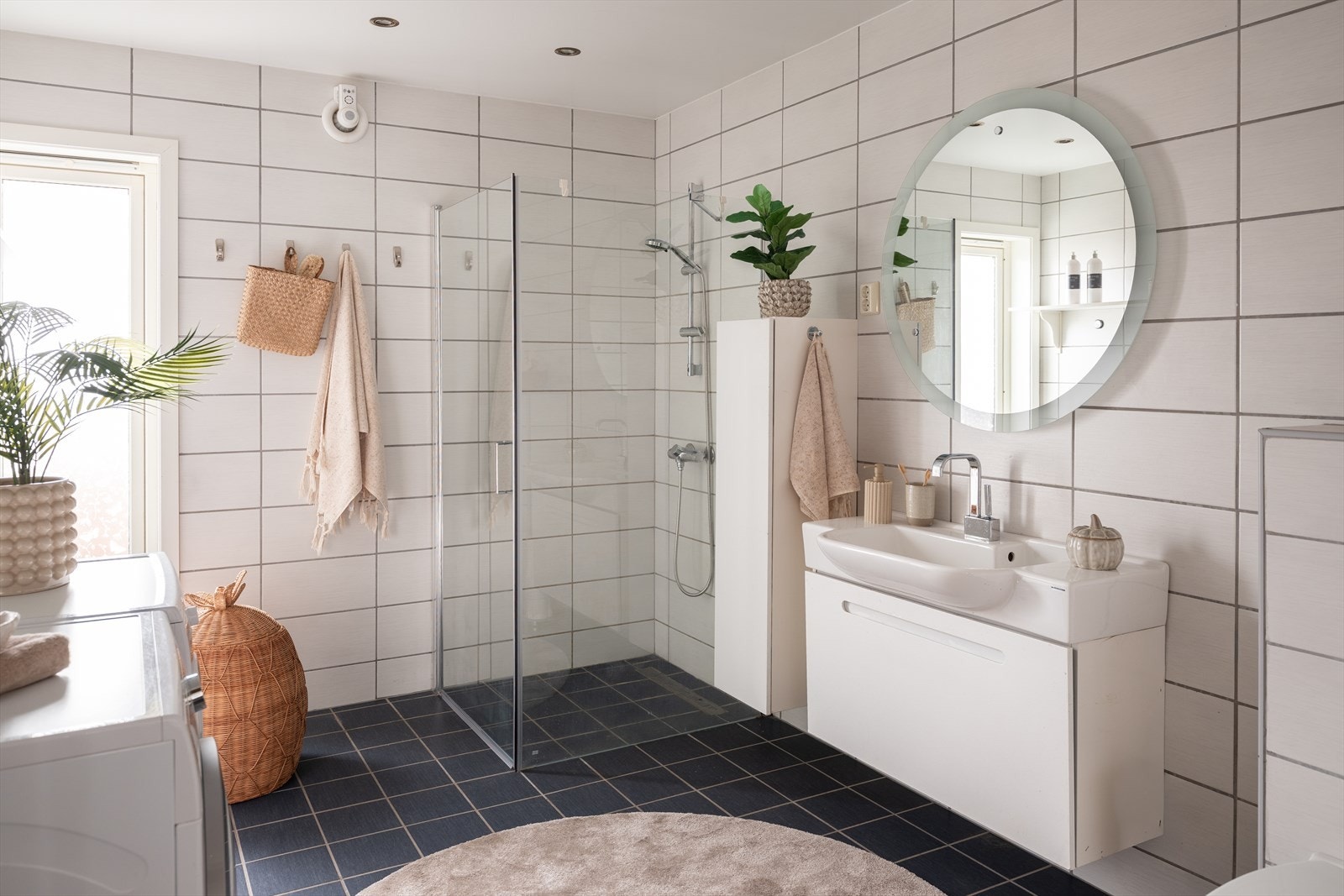 Badet i hovedetasjen er på romslige 9m² og ble pusset opp i 2012. Galleribilde