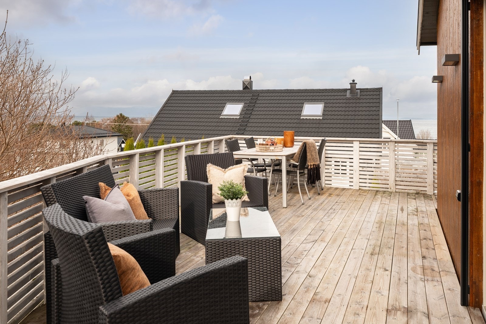 Eiendommen sokner til Hansbakken barneskole og Markaplassen ungdomsskole. Det er også kort vei til barnehage. Galleribilde