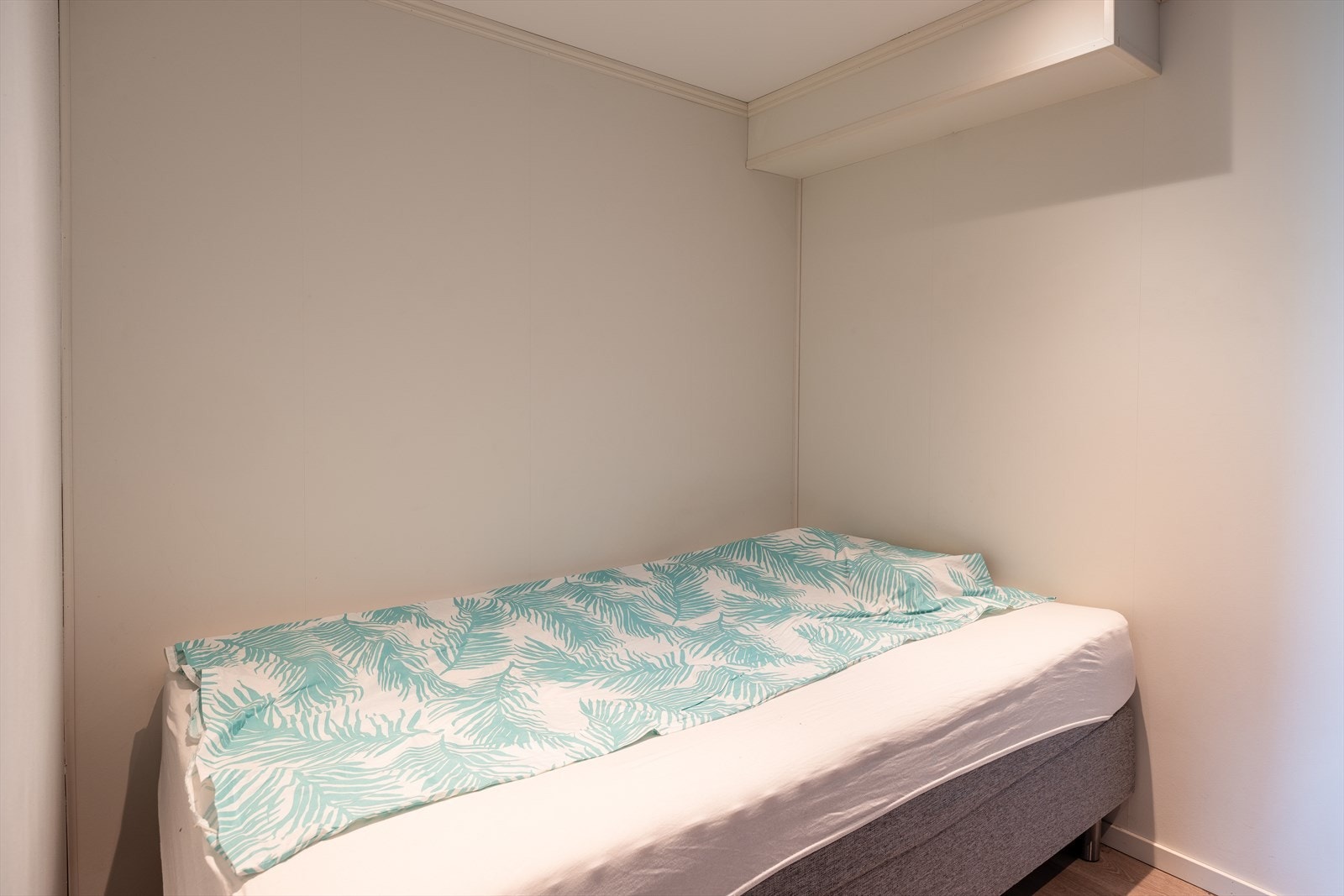 Sovealkoven ligger i enden av sokkelen og er delvis separert fra resten av leiligheten med en vegg. I forbindelse med renoveringen i 2019 ble det lagt varmefolie i gulv, hvor det i sokkelen er 4 ulike varmesoner for å regulere temperaturen som man vil. Galleribilde