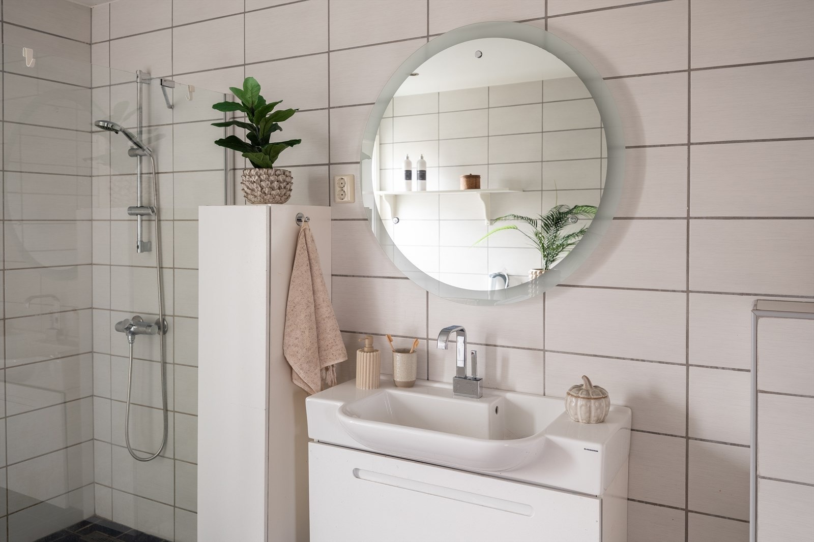 Det er godt med oppbevaringsplass i baderomsinnredning med både skuffer og skap. Galleribilde