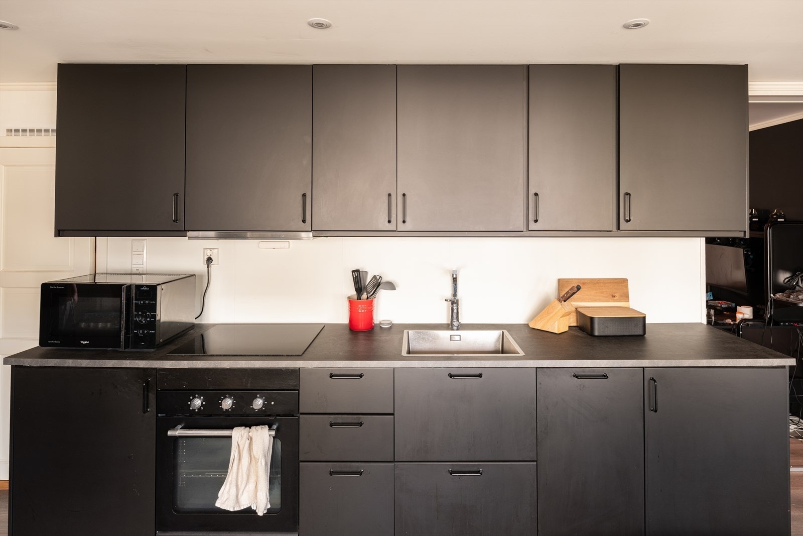 Leiligheten ble pusset opp i 2019, hvor også kjøkkenet ble renovert. Det er vurdert til tilstandsgrad 1 av takstmann og anses å holde en pen stand. Galleribilde