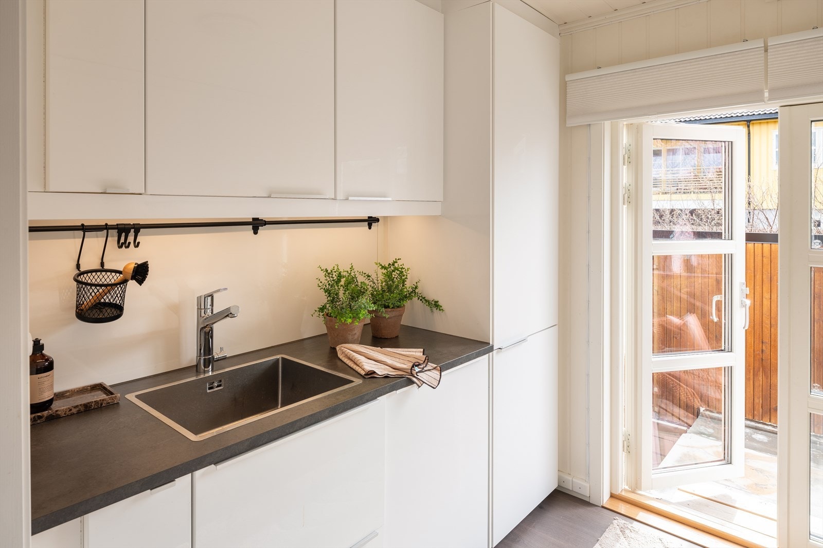 Kjøkkenet ble pusset opp i 2019 og er vurdert til tilstandsgrad 1 av takstmann. Det anses dermed å holde en moderne standard. Galleribilde