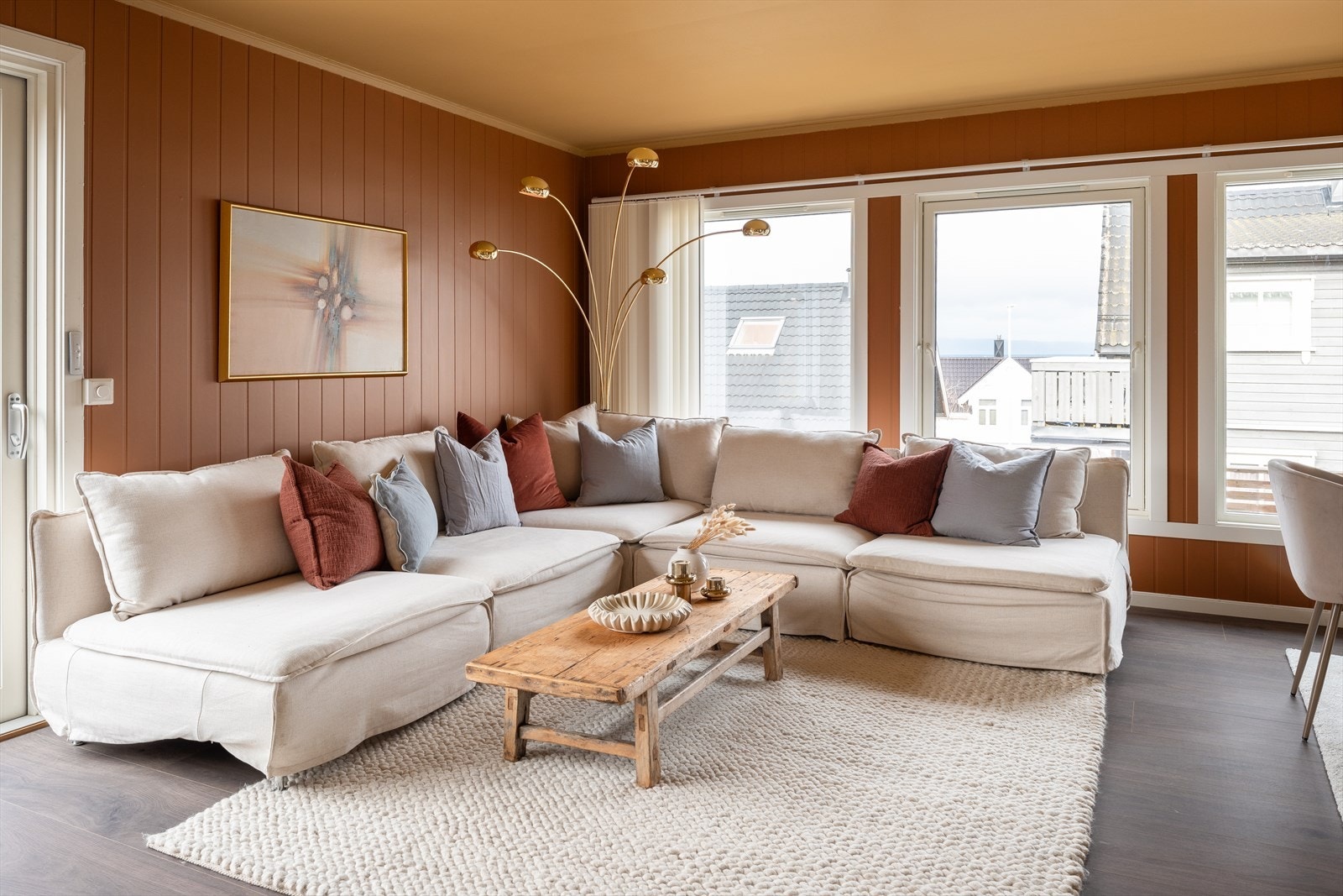 Stuen har rause vindusflater som tillater rikelig med naturlig lysinnslipp. Boligens tak ble skiftet i 2008. Det ble lagt forskriftsmessig nytt tak med stålpanner. Arbeidet ble utført av fagfolk. Galleribilde