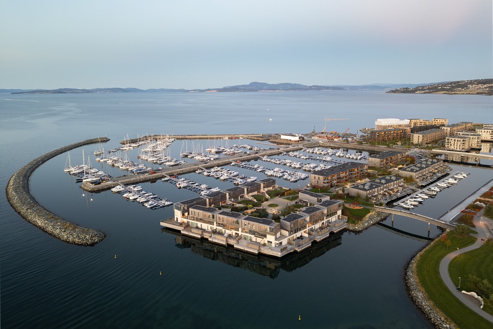 På Ranheim finner man også nyetablerte Grilstad Marina. Her finner man både Flipper (spisested), nyetablert badestrand, volleyballbaner mm. Galleribilde