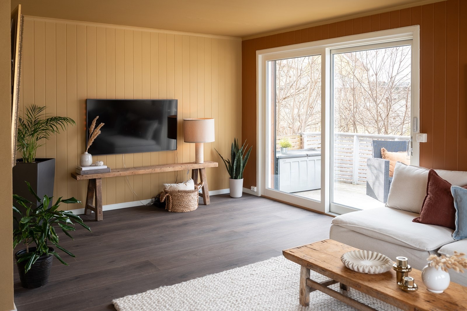 Fra stuerommet er det direkte utgang til hovedterrassen. Det er etablert elektriske screens på utsiden av vinduet, noe som fungerer utmerket på varme sommerdager. Galleribilde