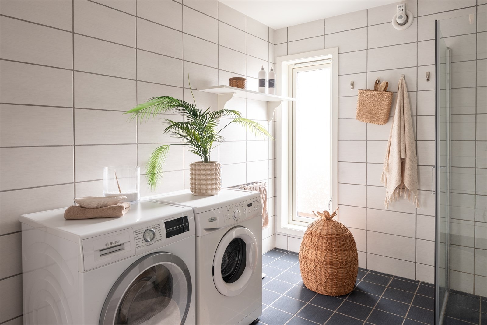 Her får du varme i gulv, downlights i himling, opplegg for vaskemaskin, en utfellbar dusjdør mm. Galleribilde