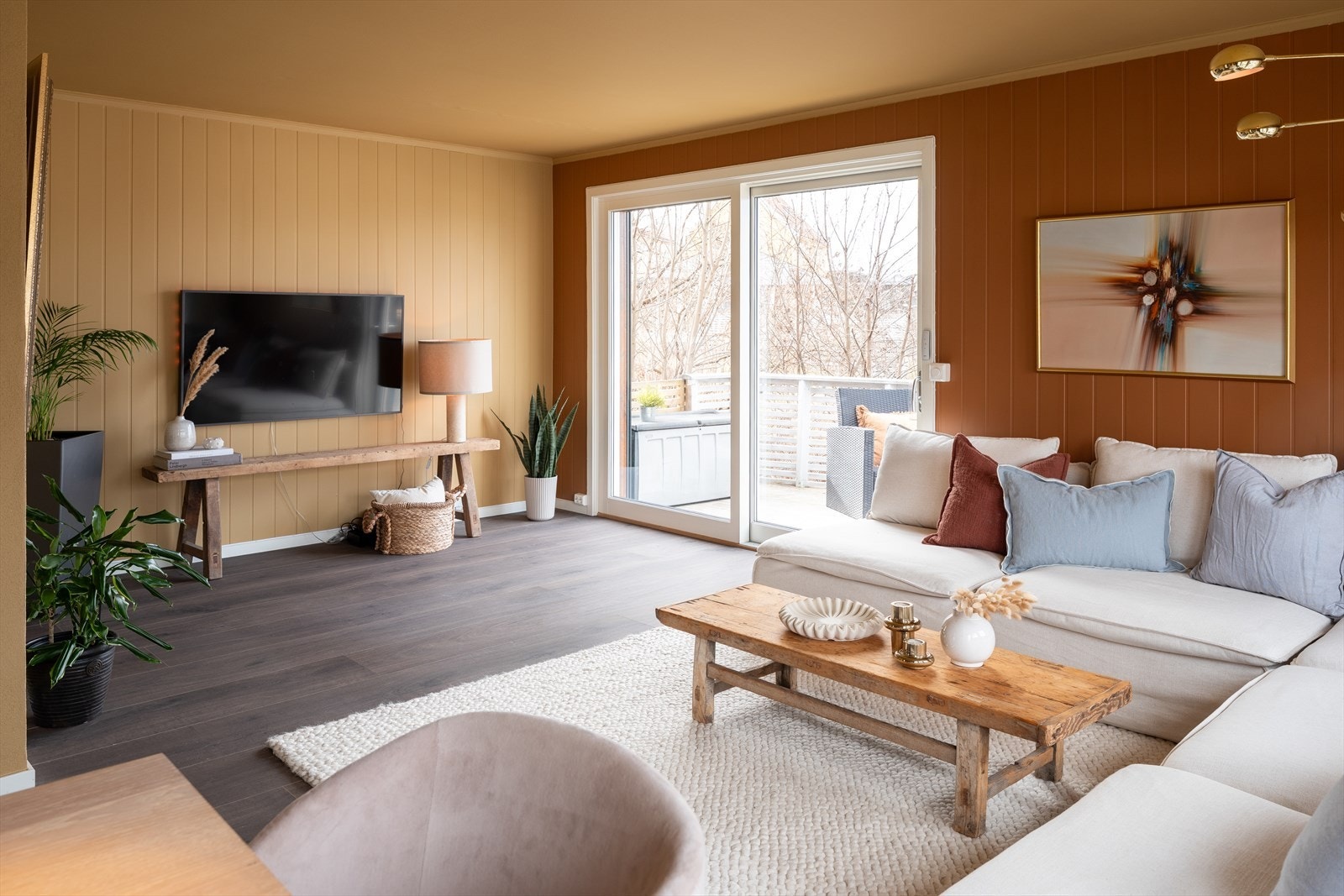 Boligen ble i 2019 oppgradert med blant annet nye gulv. Det er lagt slitesterkt BerryAlloc Grand Majestetic Etna 1-stavs laminatgulv. Gulvet har vannavvisende overflate og et silent system underlagt for å redusere støy. Galleribilde