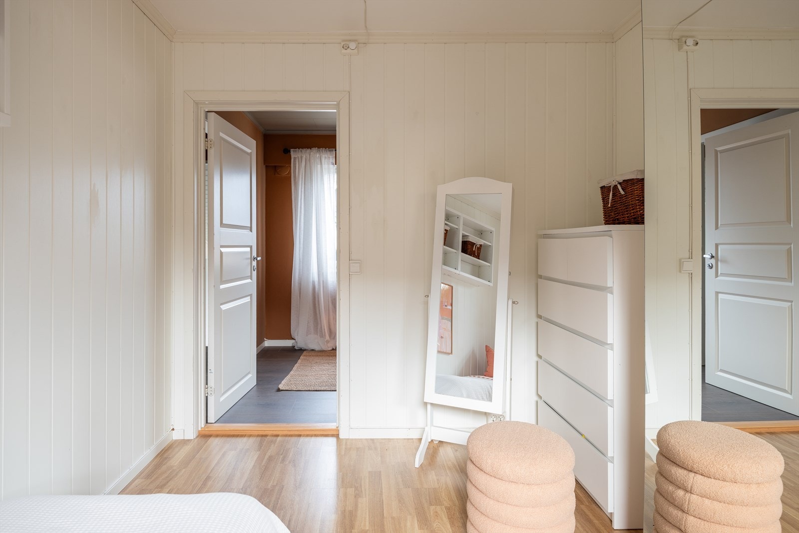 Boligen har per i dag en sokkelleilighet som er utleid. Dersom man har behov for mer areal kan denne tilbakeføres til hoveddelen. Galleribilde