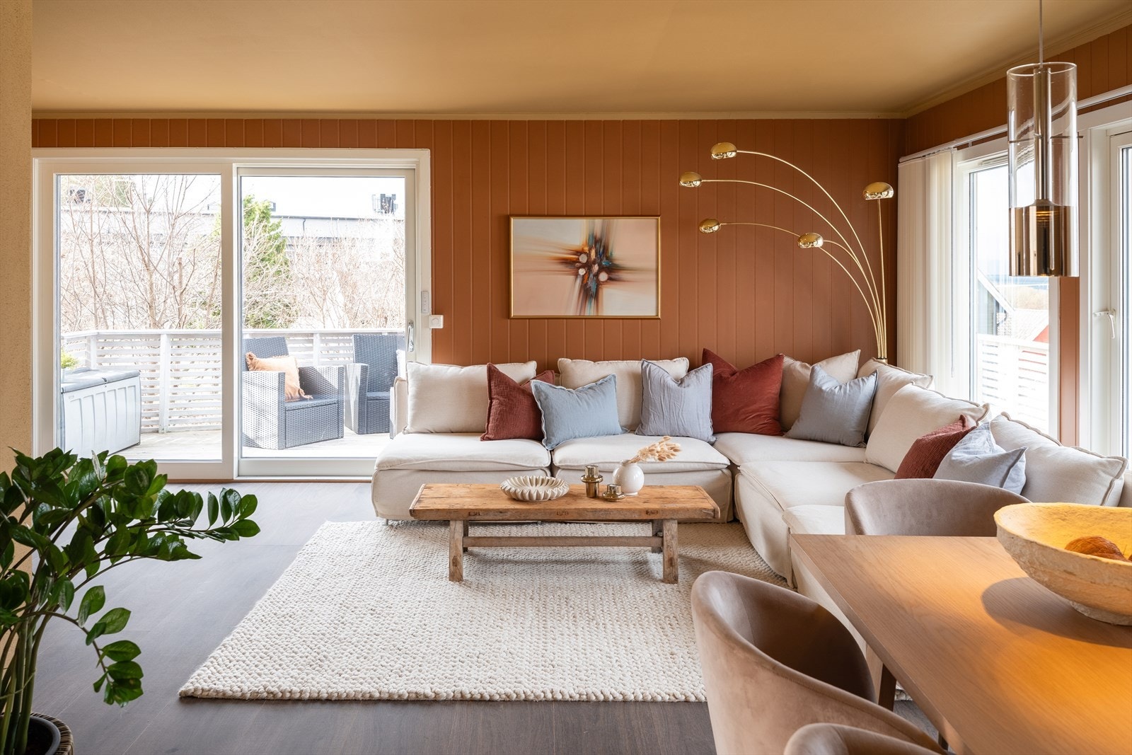 Boligen består av hovedhuset som er på 108m², og en sokkelleilighet på 32m² med sovealkove. Galleribilde