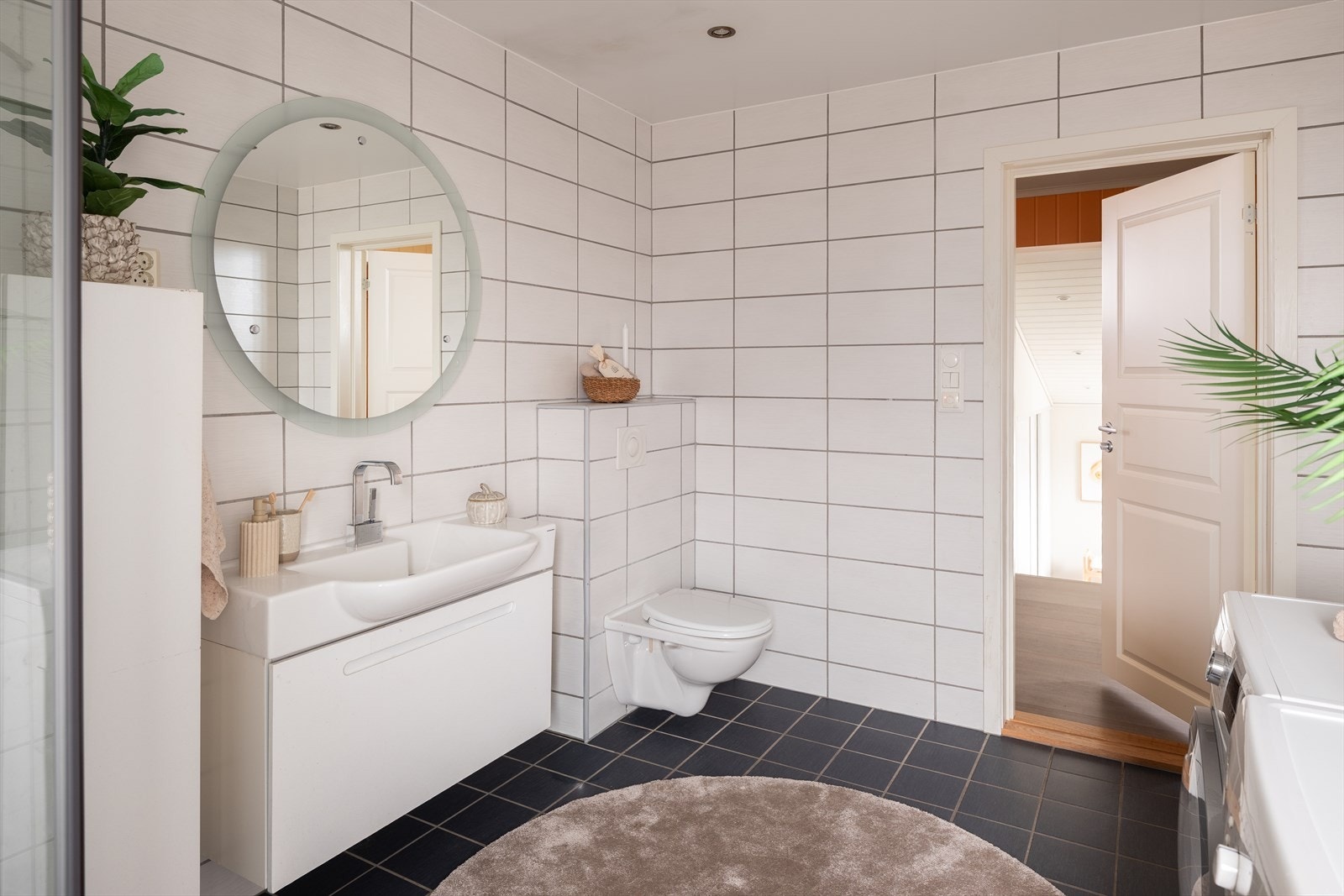 Badets gode størrelse gir rom for både vaskemaskin og tørketrommel uten at det oppleves trangt. Galleribilde