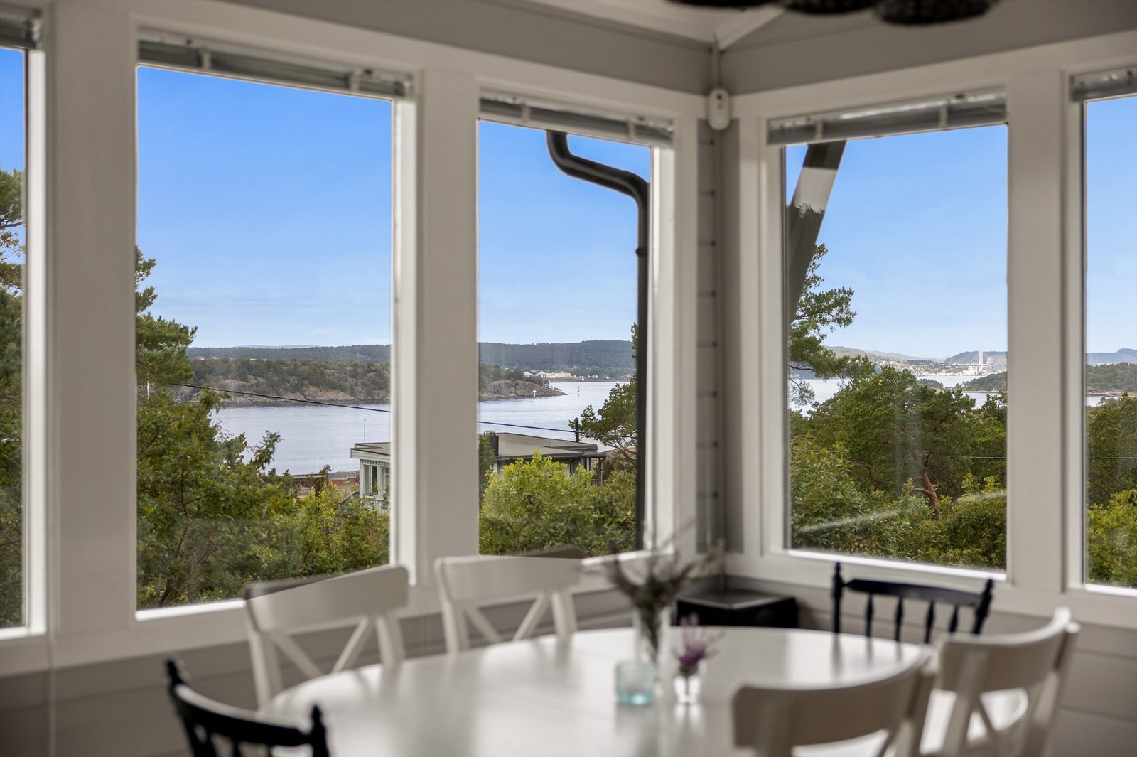 UTSIKTEN fra hytta er som et maleri i stadig endring, og fargene er holdt lyse for at naturen utenfor vinduene skal få spille hovedrollen. Galleribilde