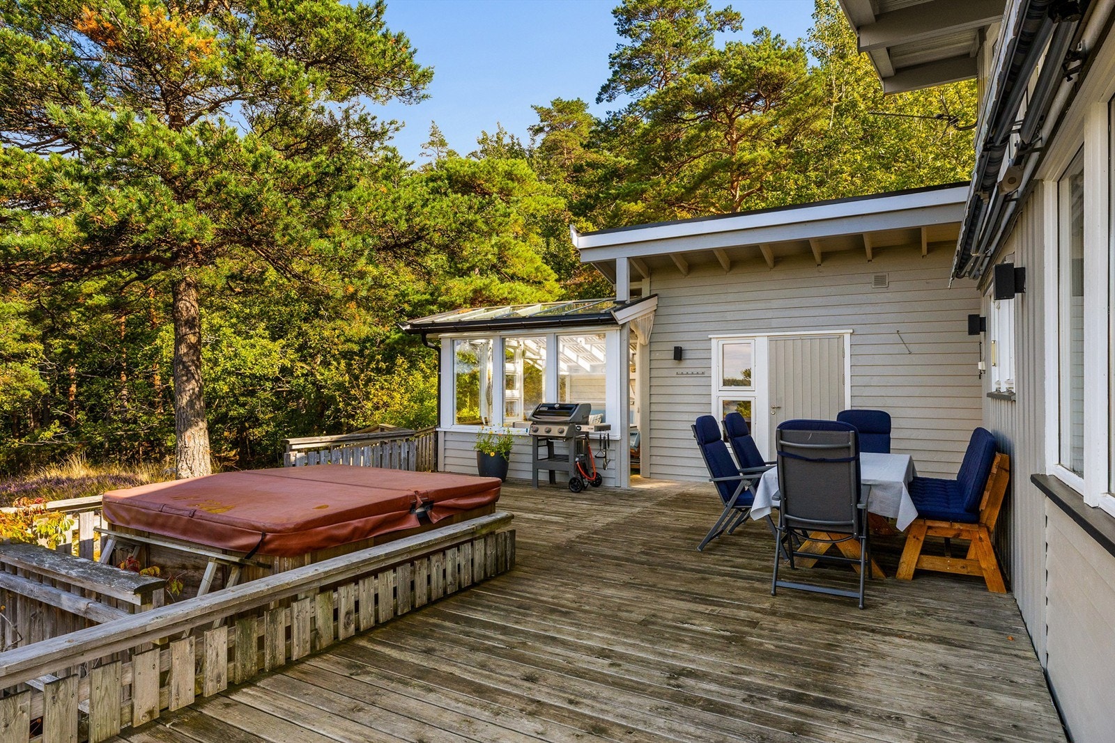 Jacuzzi med utsikt. På denne siden er det også stor terrassemarkise. Galleribilde
