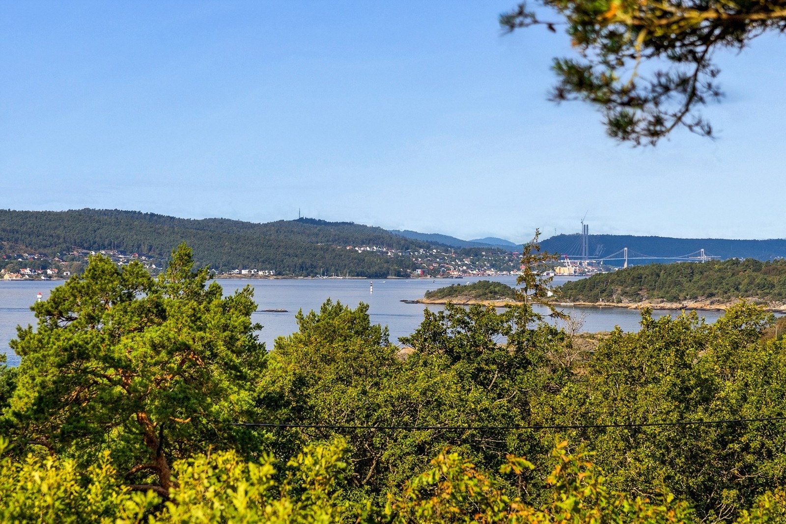 Utsikt både innover fjorden Galleribilde
