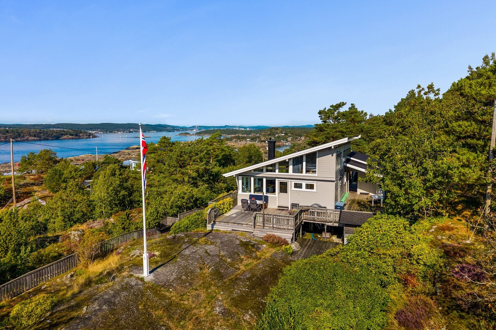 På Store Arøya, en øy noen kilometer syd for Helgeroa ligger hytta med et moderne formspråk helt for seg selv. Galleribilde