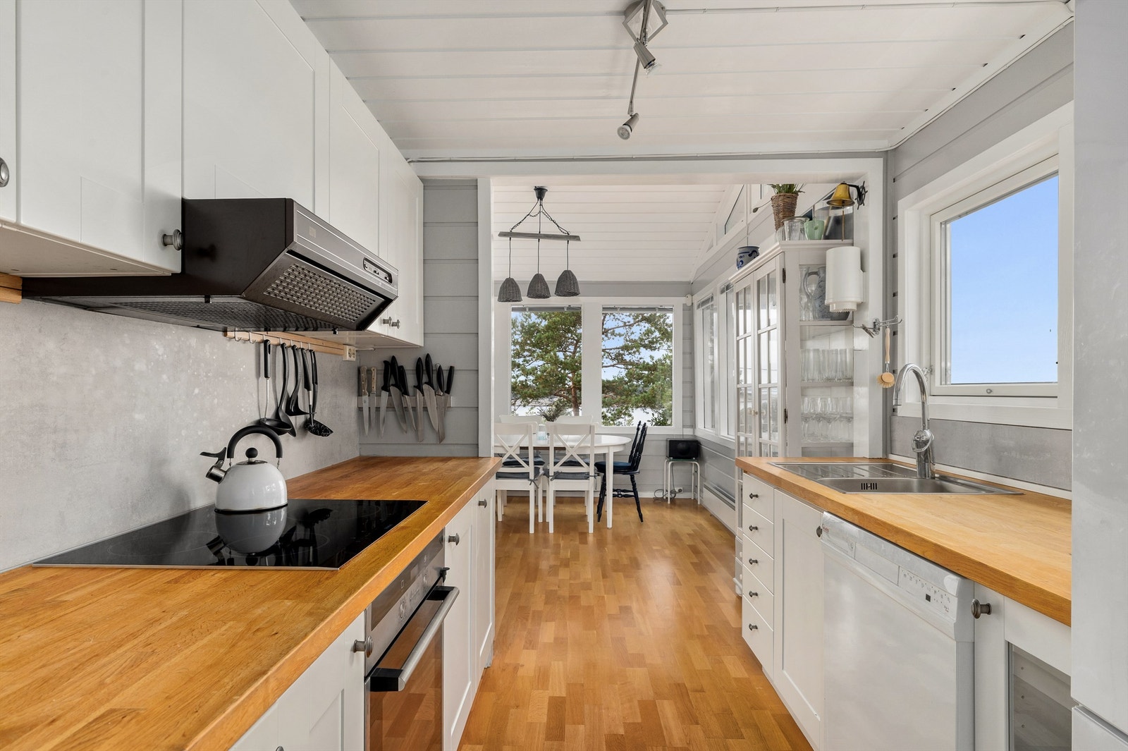 KJØKKENET Spiseplassen og stuen henger sammen i et stort allrom. Kjøkkeninnredningen er utstyrt med integrert stekeovn, induksjon koketopp, ventilator, oppvaskmaskin og kjøl-/fryseskap. Galleribilde