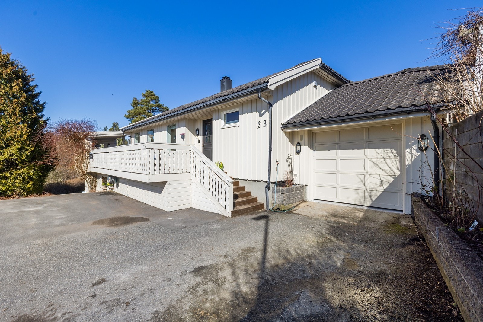Boligen har godt med parkeringsmuligheter Galleribilde