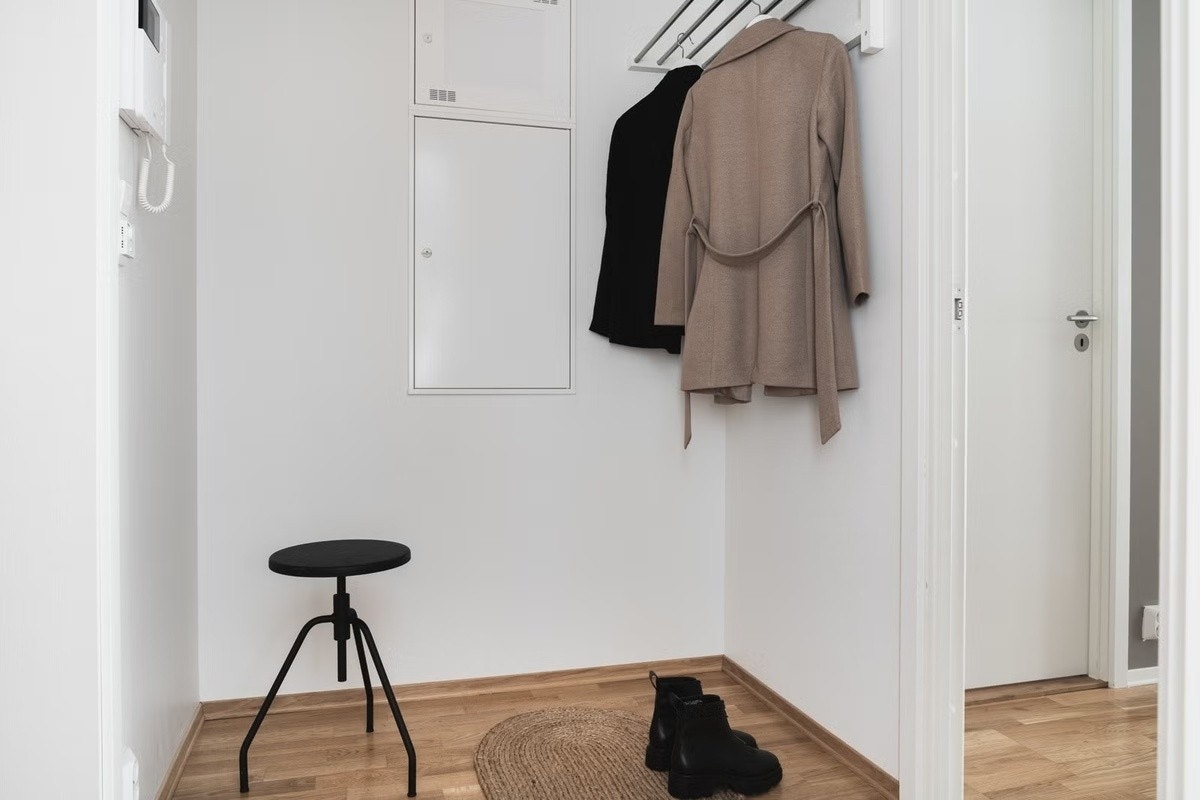I entréen er det god plass til å henge fra seg yttertøy og sette fra seg sko Galleribilde