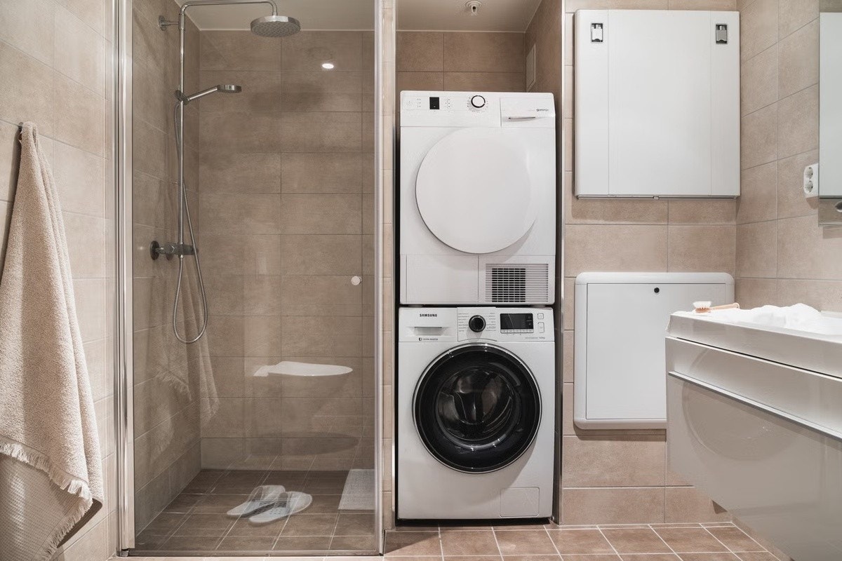 Badet er romslig og helfliset med innfelte downlights i tak og varmekabler i gulv. Galleribilde