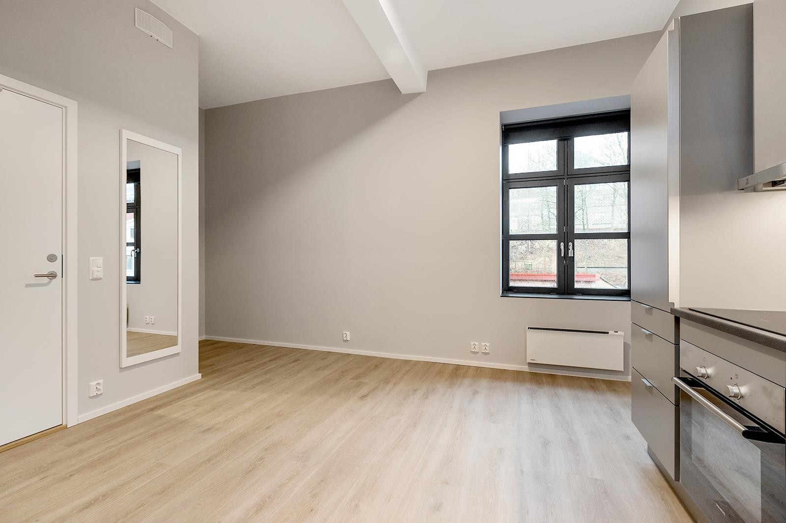 Enstavs slitesterk laminat gulv. Leiligheten har god tak høyde. Galleribilde