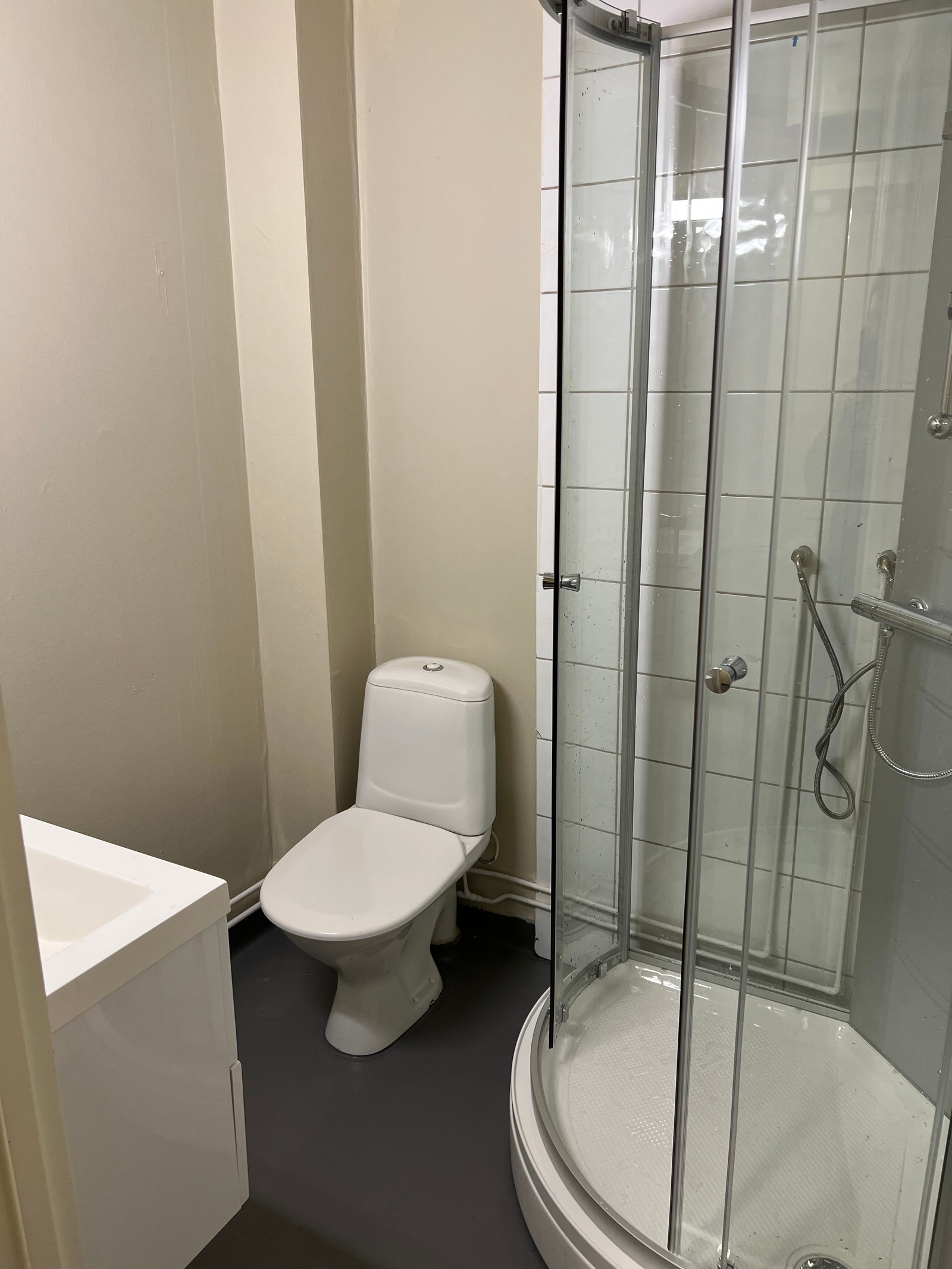 Bad med moderne baderomsmøbler, dusjkabinett og opplegg til vask/tørk. Galleribilde