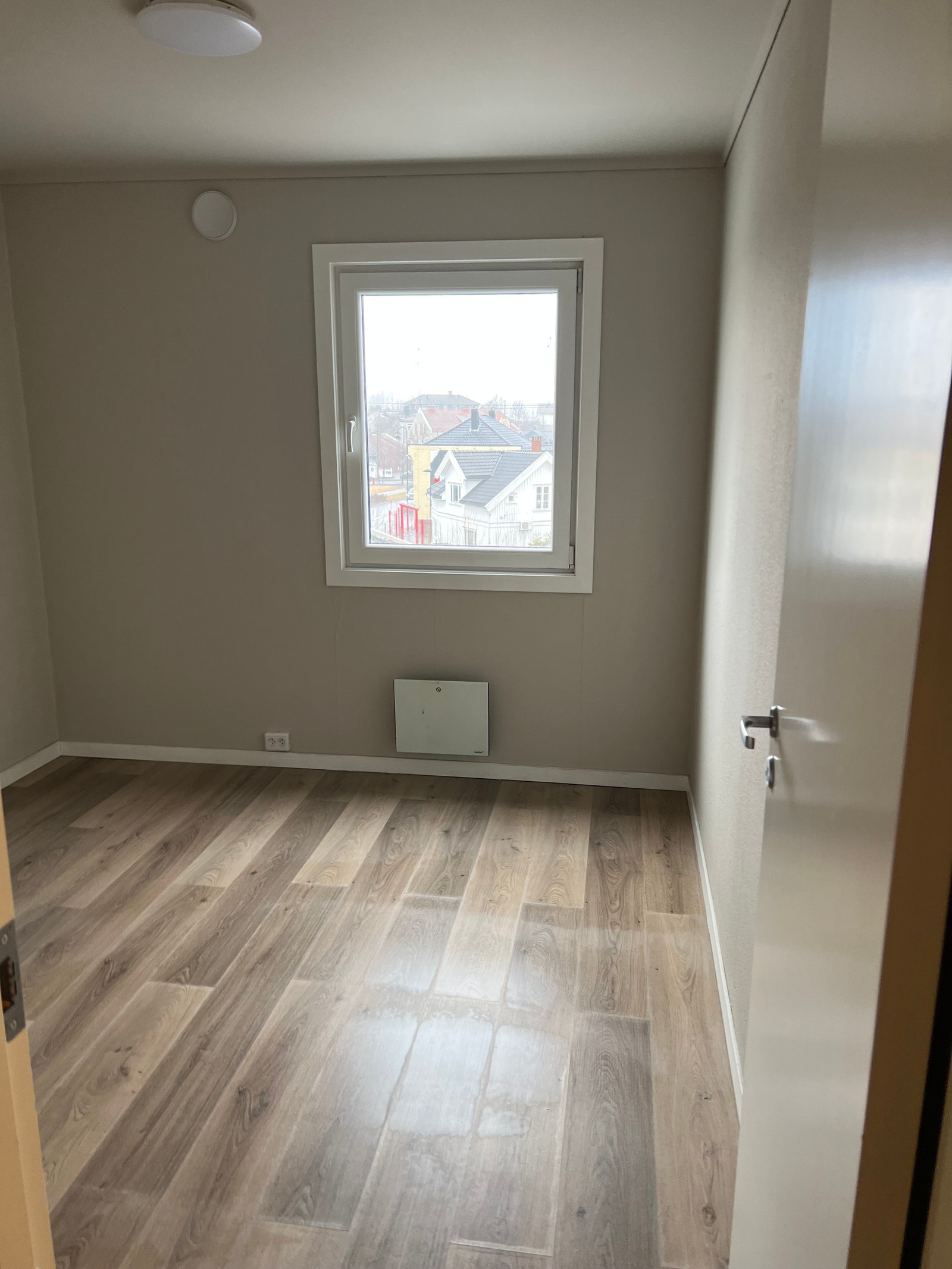 Romslig soverom med god plass til garderobe og nattbord Galleribilde