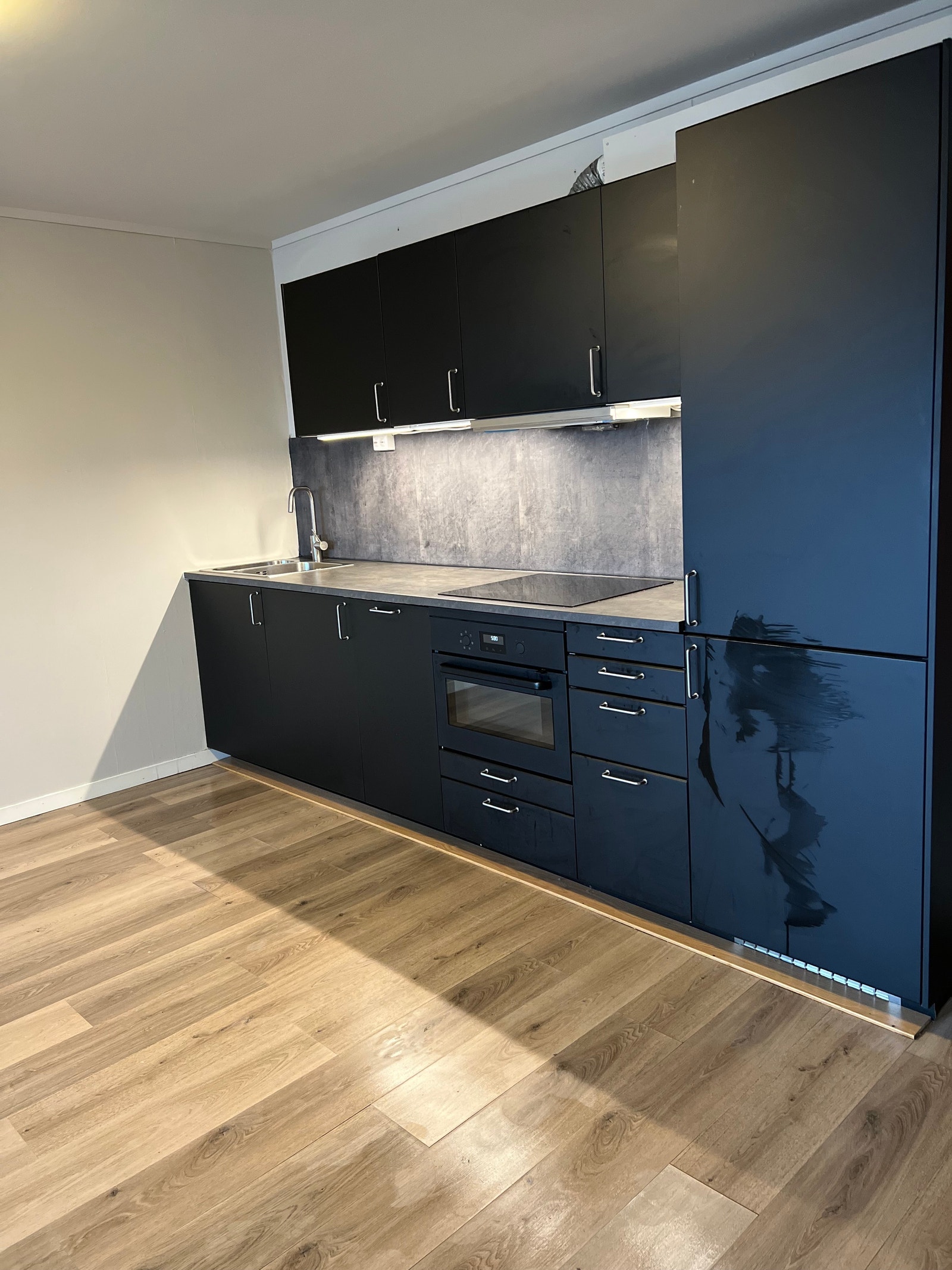 Kjøkken med integrere hvitevarer Galleribilde