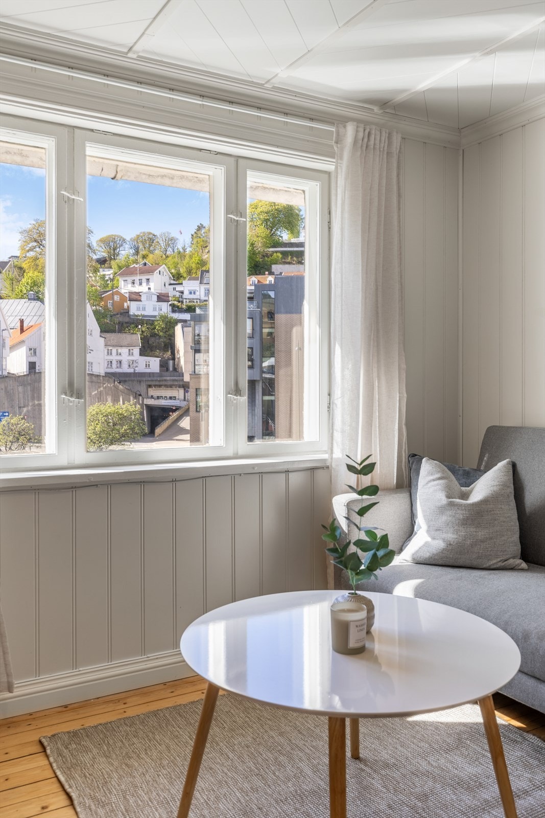 Store vindusflater som slipper inn rikelig med naturlig lys Galleribilde