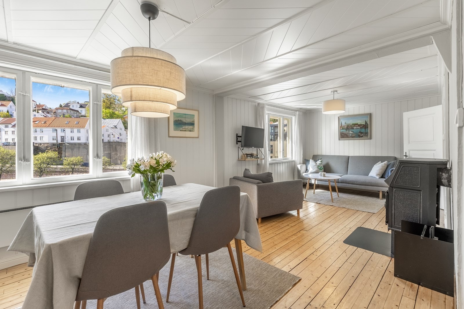 I stuen er det god plass til spisebord og sofagruppe Galleribilde