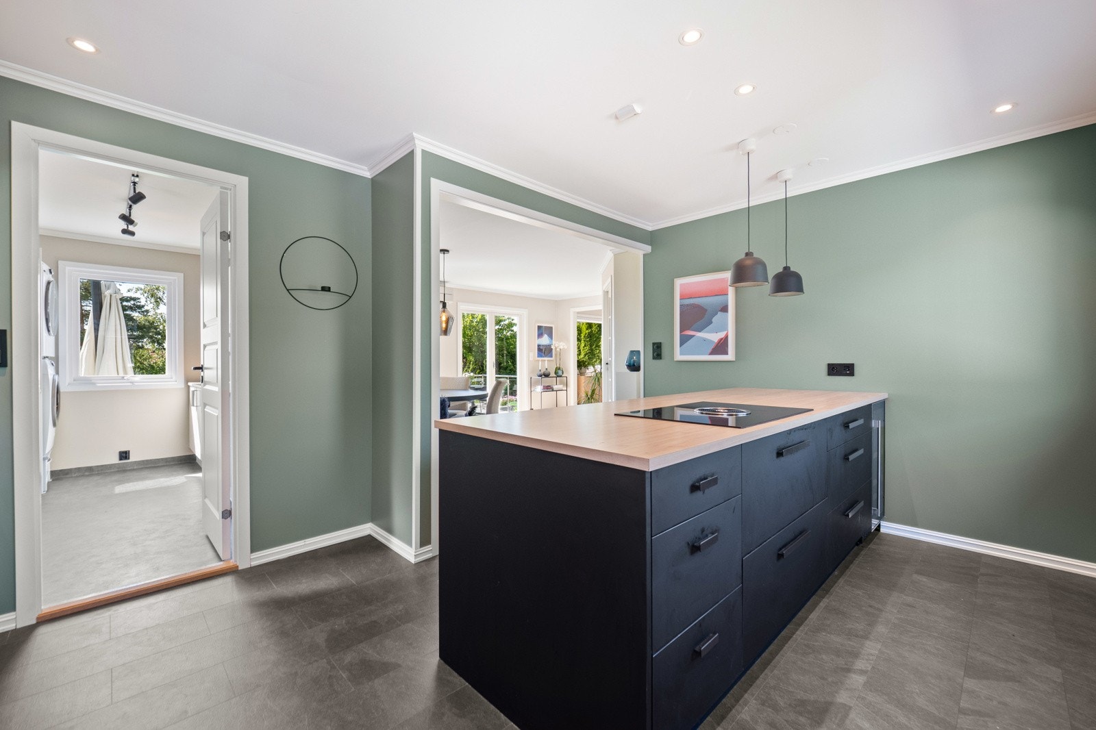 Alle overflater samt elektrisk og røropplegg ble pusset opp på kjøkkenet i 2019 - Benkeplate i vedlikeholdsvennlig laminat. Galleribilde