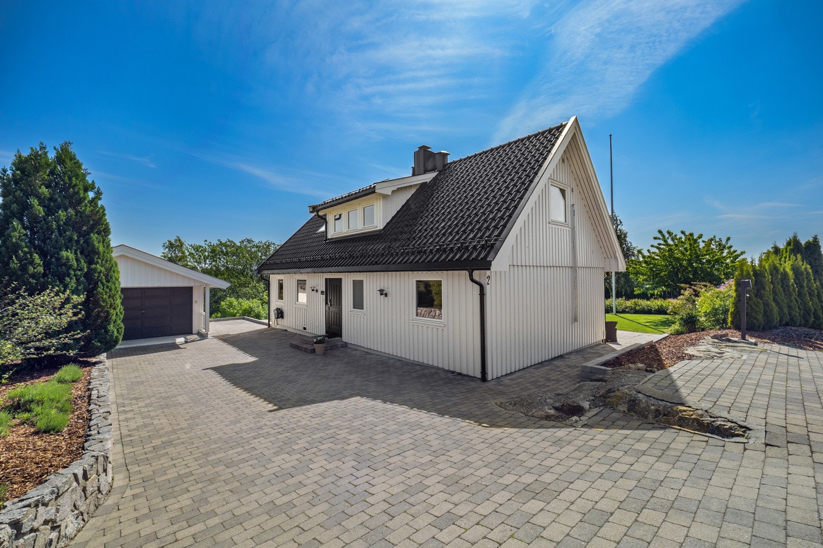 Stor fin gårdsplass med belegningsstein Galleribilde