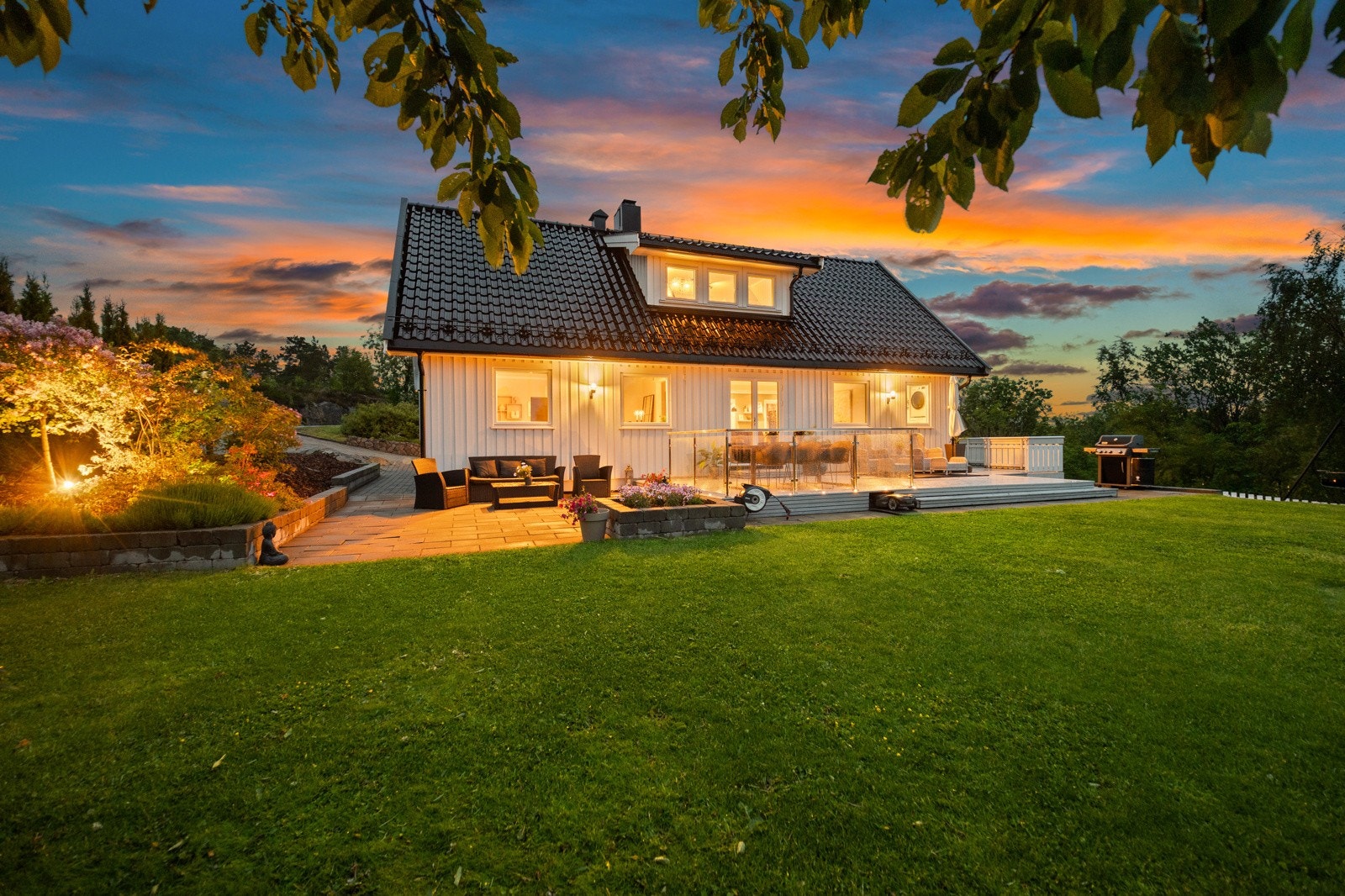 Eiedommen ligger på en kolle med meget gode solforhold Galleribilde