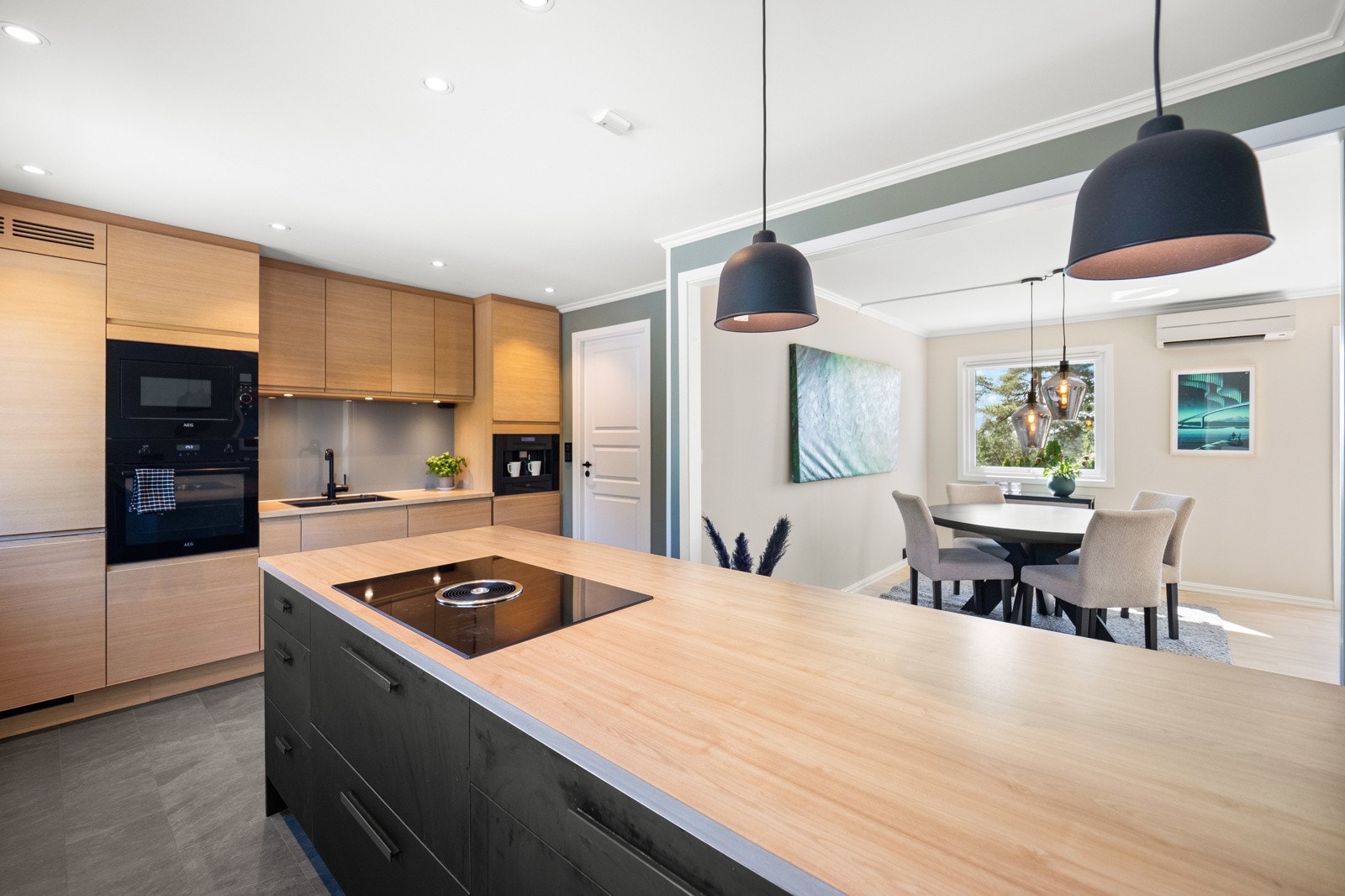 Kjøkkenet har integrerte hvitevarer med bl.a kaffemaskin og vinskap. Galleribilde