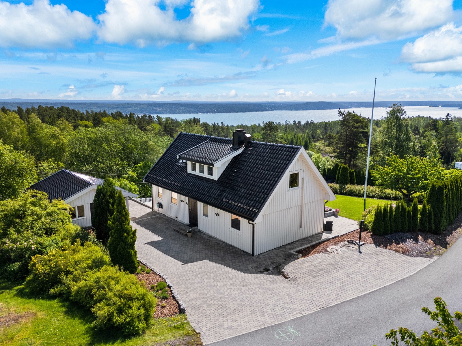 Dette er en flott beliggende enebolig i et godt etablert boligområde Galleribilde