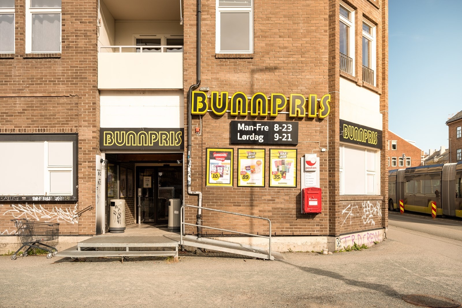 Nærmeste dagligvarebutikk er Bunnpris Buran, kun få minutters gange fra leiligheten. Galleribilde