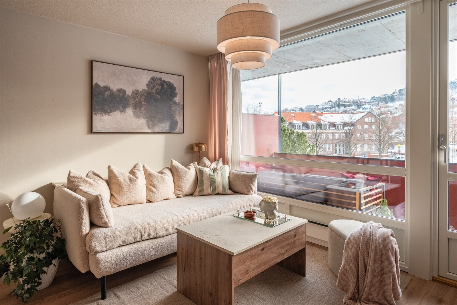 Stuen nyter godt av de store vindusflatene som sørger for rikelig med naturlig lysinnslipp. Galleribilde