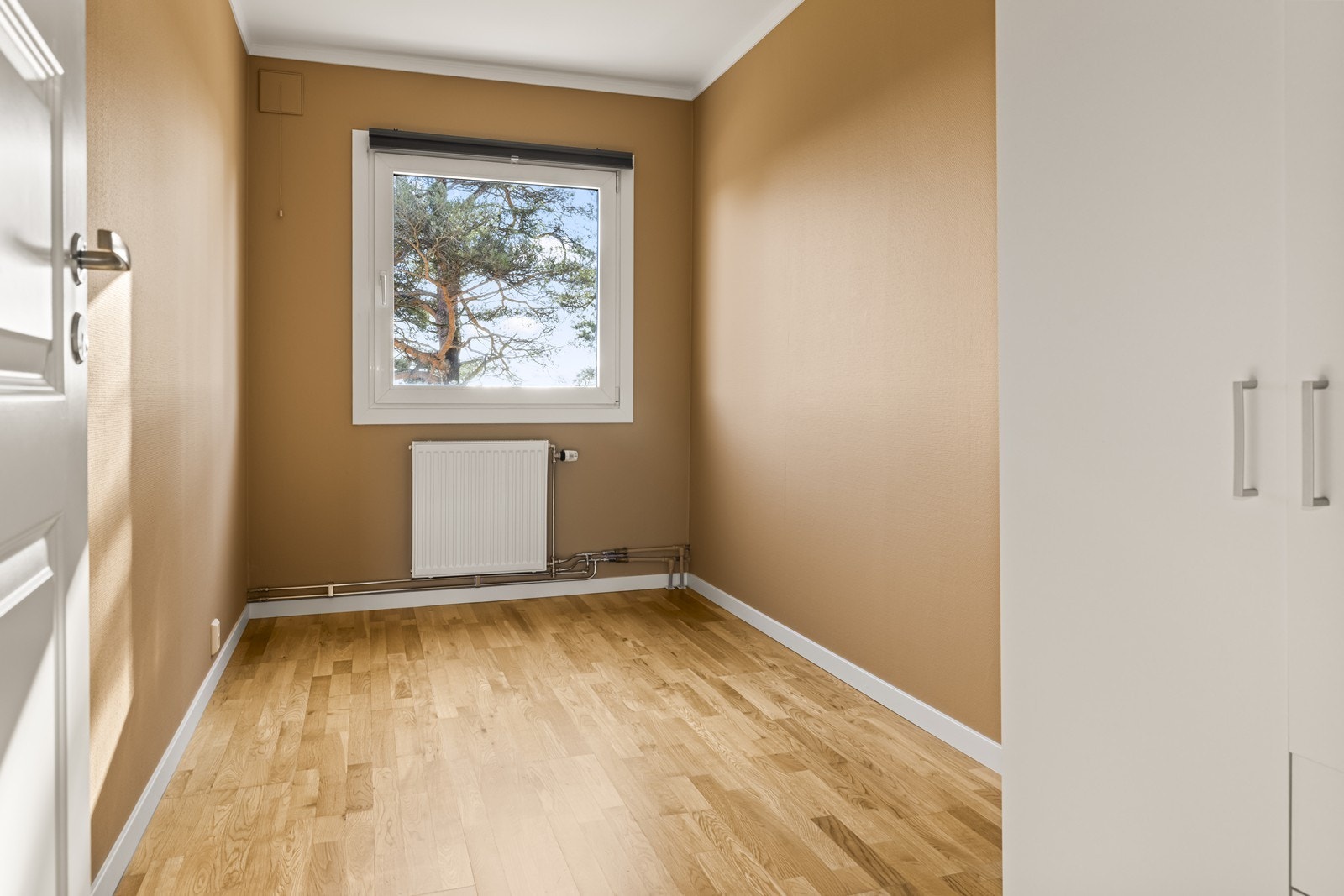 Det tredje soverommet har plass til seng og er utstyrt med garderobeskap. Galleribilde