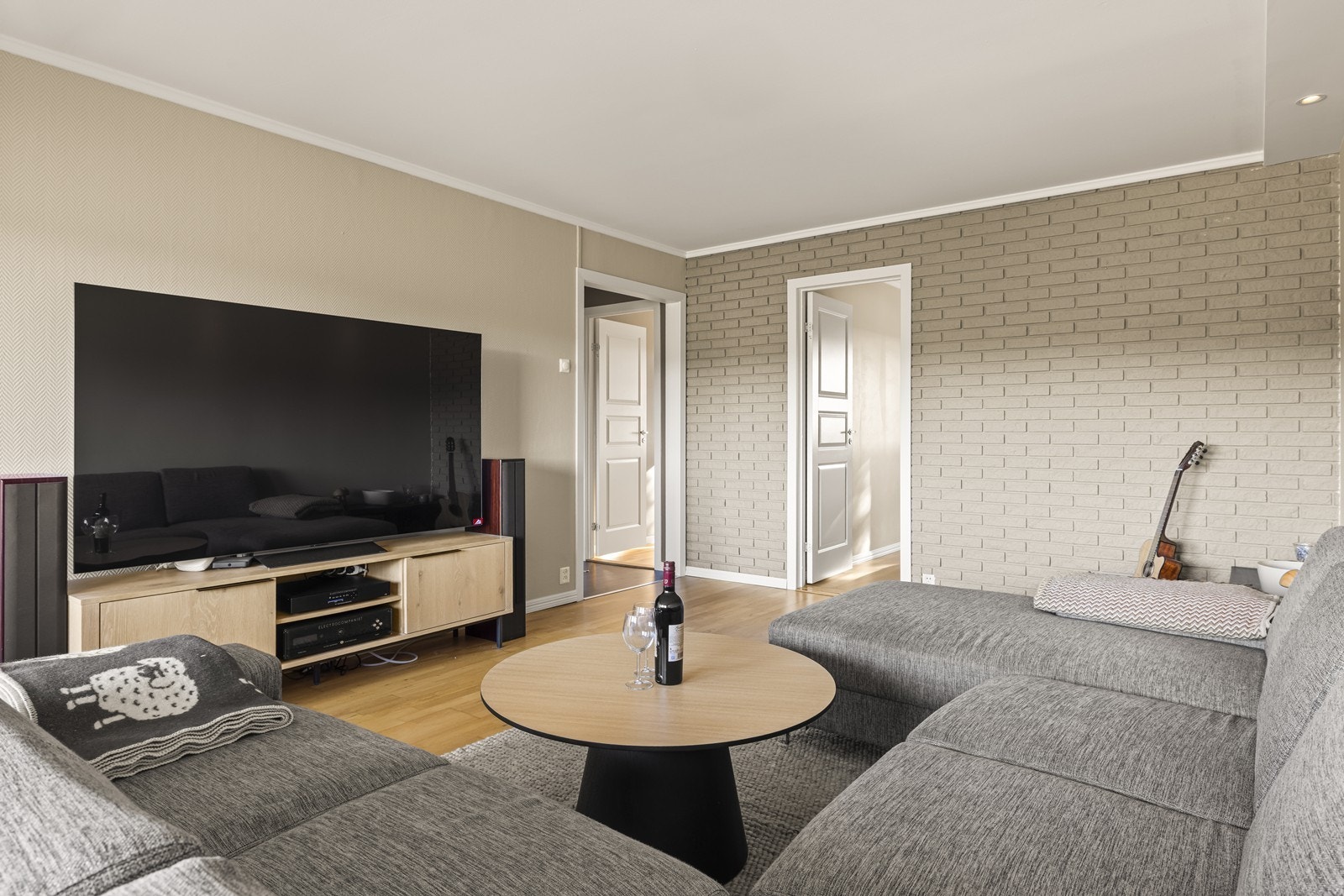 Stuen har god plass til både sofagruppe og spisebord, med parkett på gulvet. Galleribilde