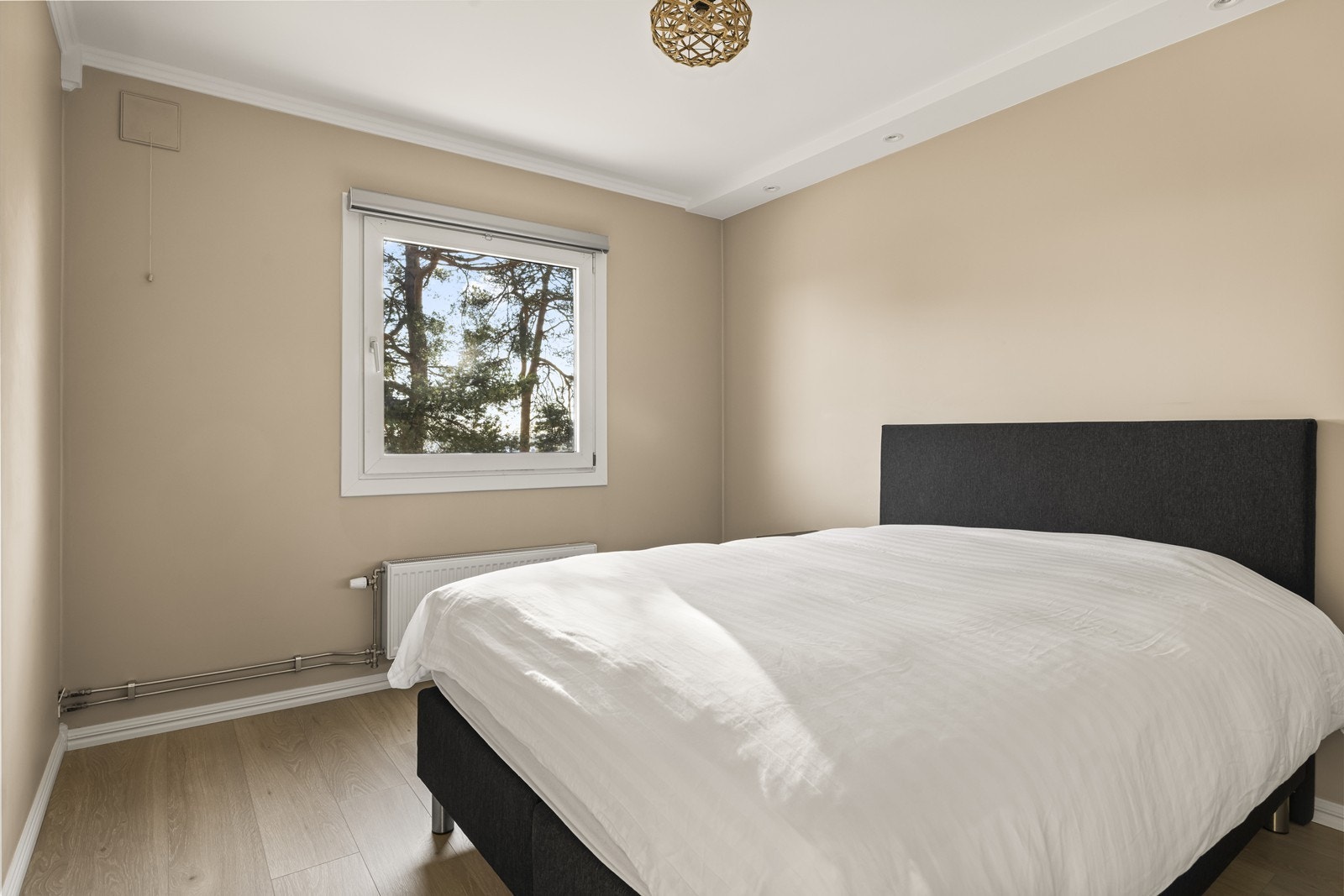 Hovedsoverommet har plass til dobbeltseng og er innredet med en romslig skyvedørsgarderobe. Galleribilde