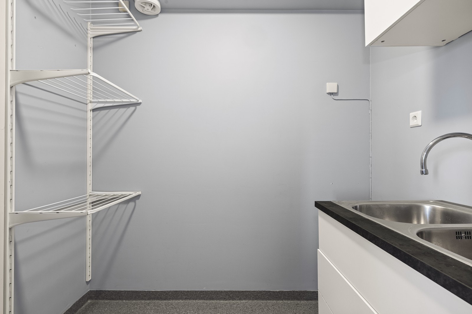 Separat vaskerom med opplegg for vaskemaskin og tørketrommel, samt utslagsvask. Galleribilde