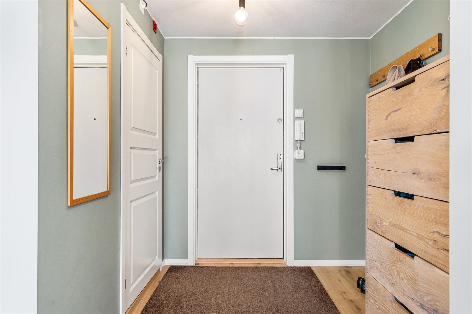 Leiligheten har en innbydende entré som skaper et umiddelbart godt førsteinntrykk. Galleribilde