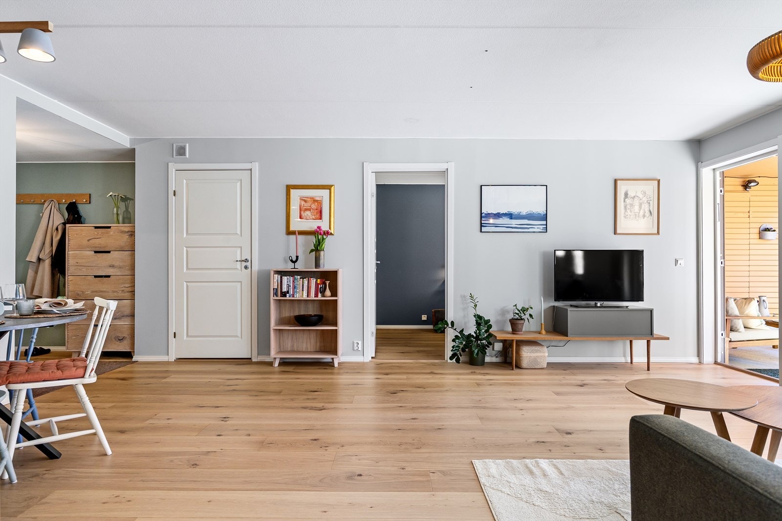 Soverommene har adkomst fra hver sin ende av stuen, noe som gir en praktisk og funksjonell planløsning. Galleribilde