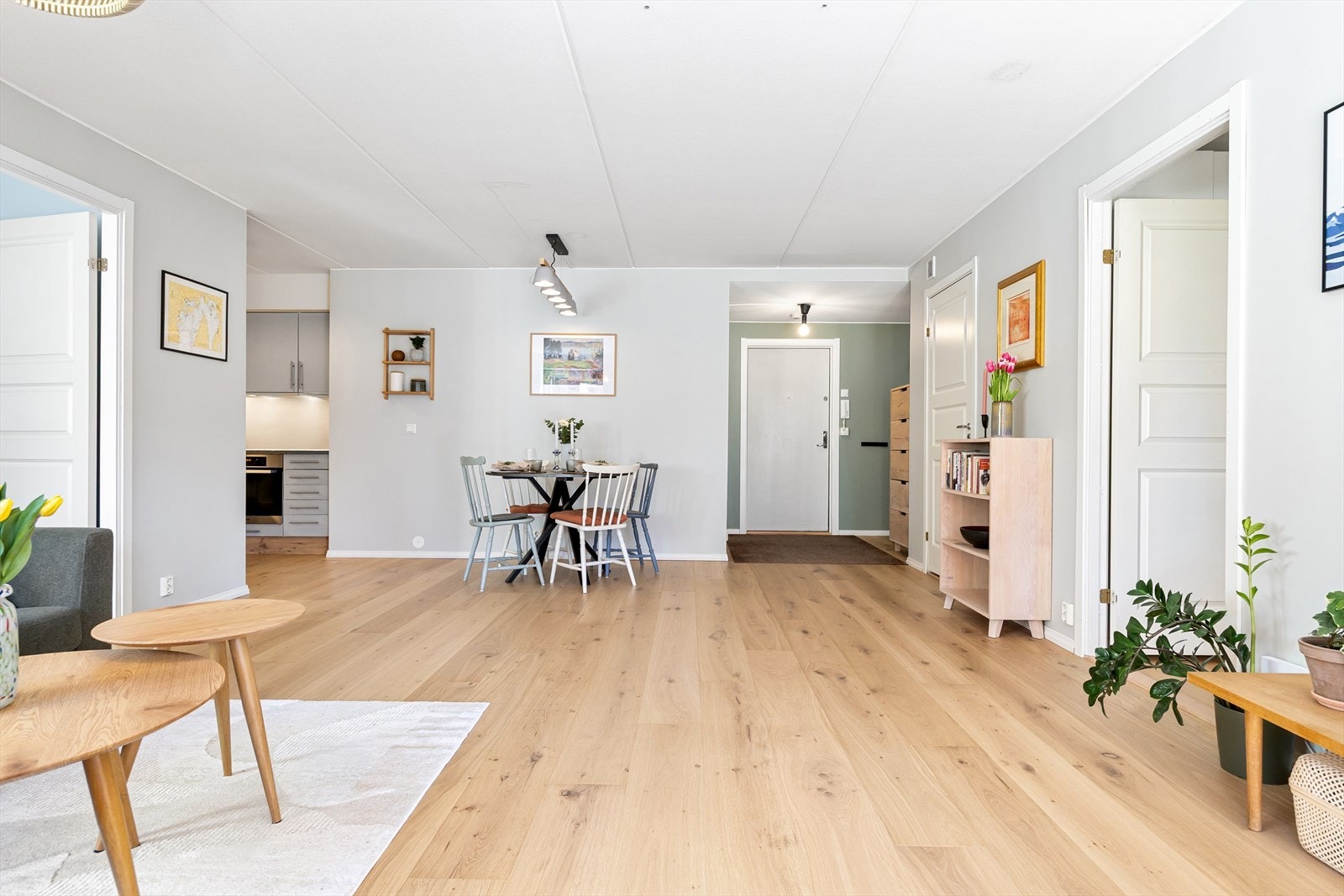 Sameiet har en kollektiv avtale med Telia (tidligere Get) for levering av TV og bredbånd, som er inkludert i felleskostnadene. Galleribilde
