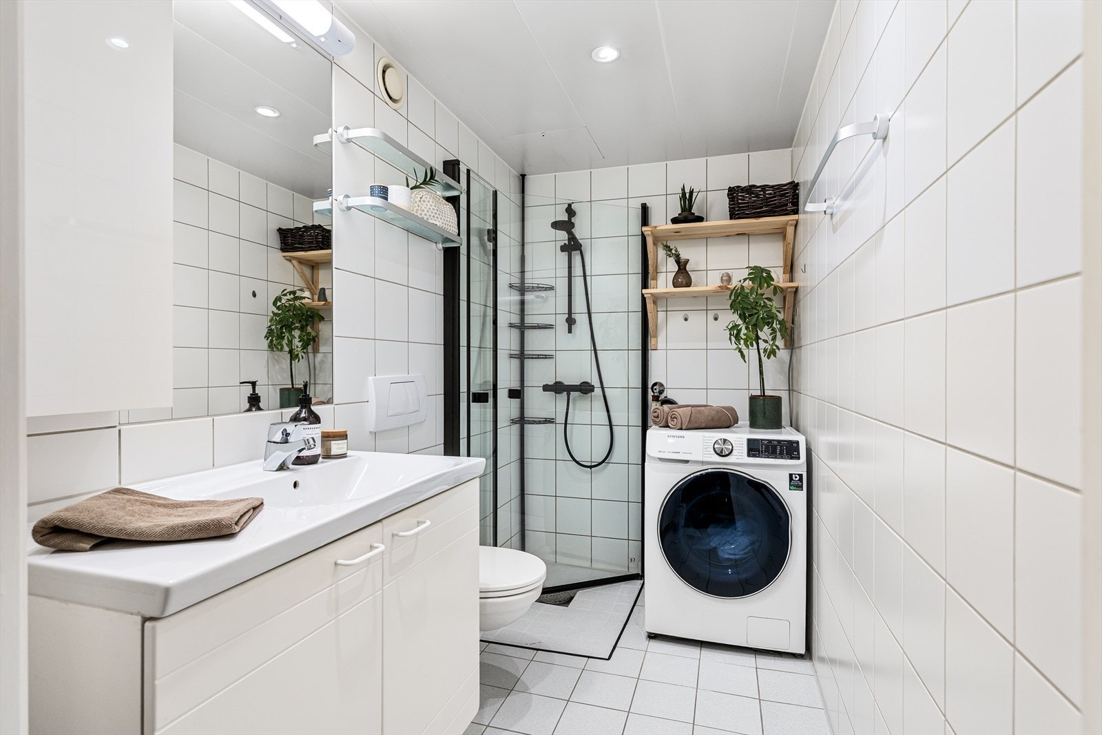 Pent, flislagt baderom med elektriske varmekabler og downlights i himling. Galleribilde