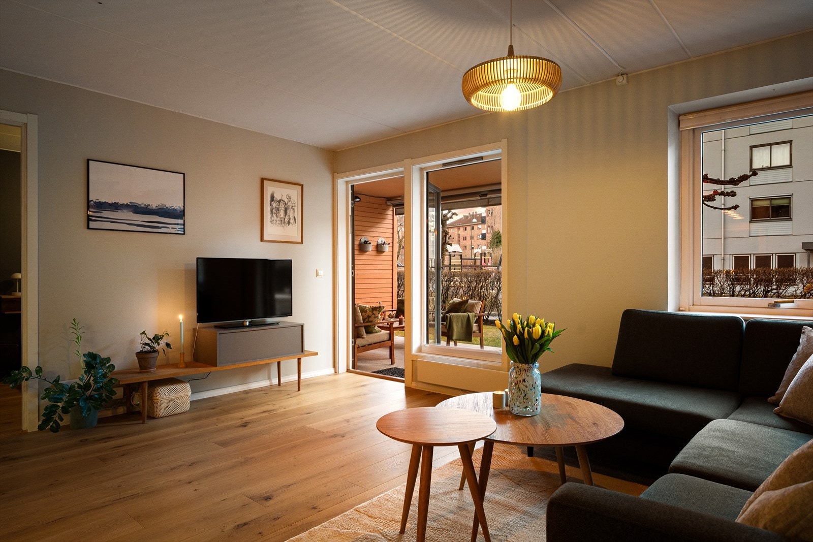 Lun og innbydende kveldsstemning i stuen. Galleribilde
