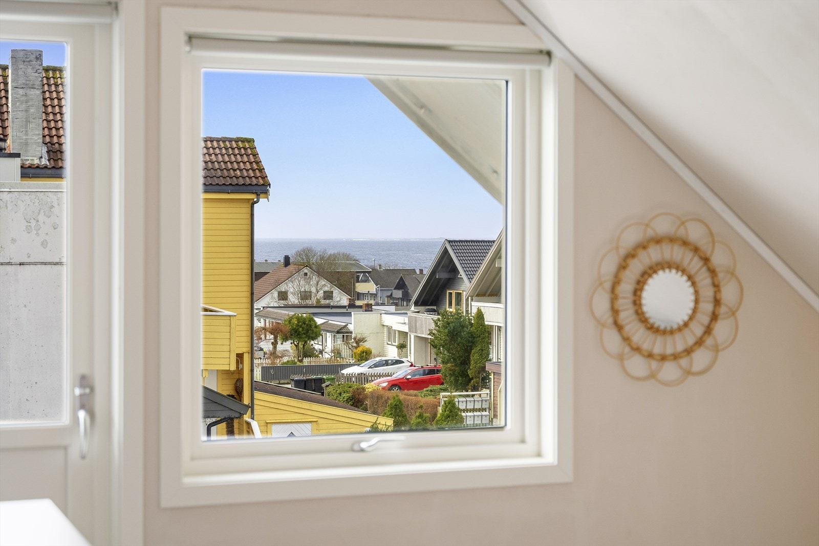 - Fra andre etasje har man sjøutsikt og gode solforhold - Galleribilde