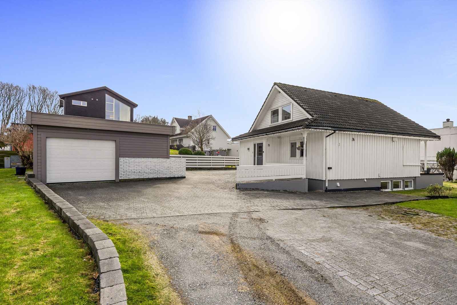 - Boligen ligger innerst i blindvei med gode parkeringsmuligheter både i gårdsrom og garasje - Galleribilde