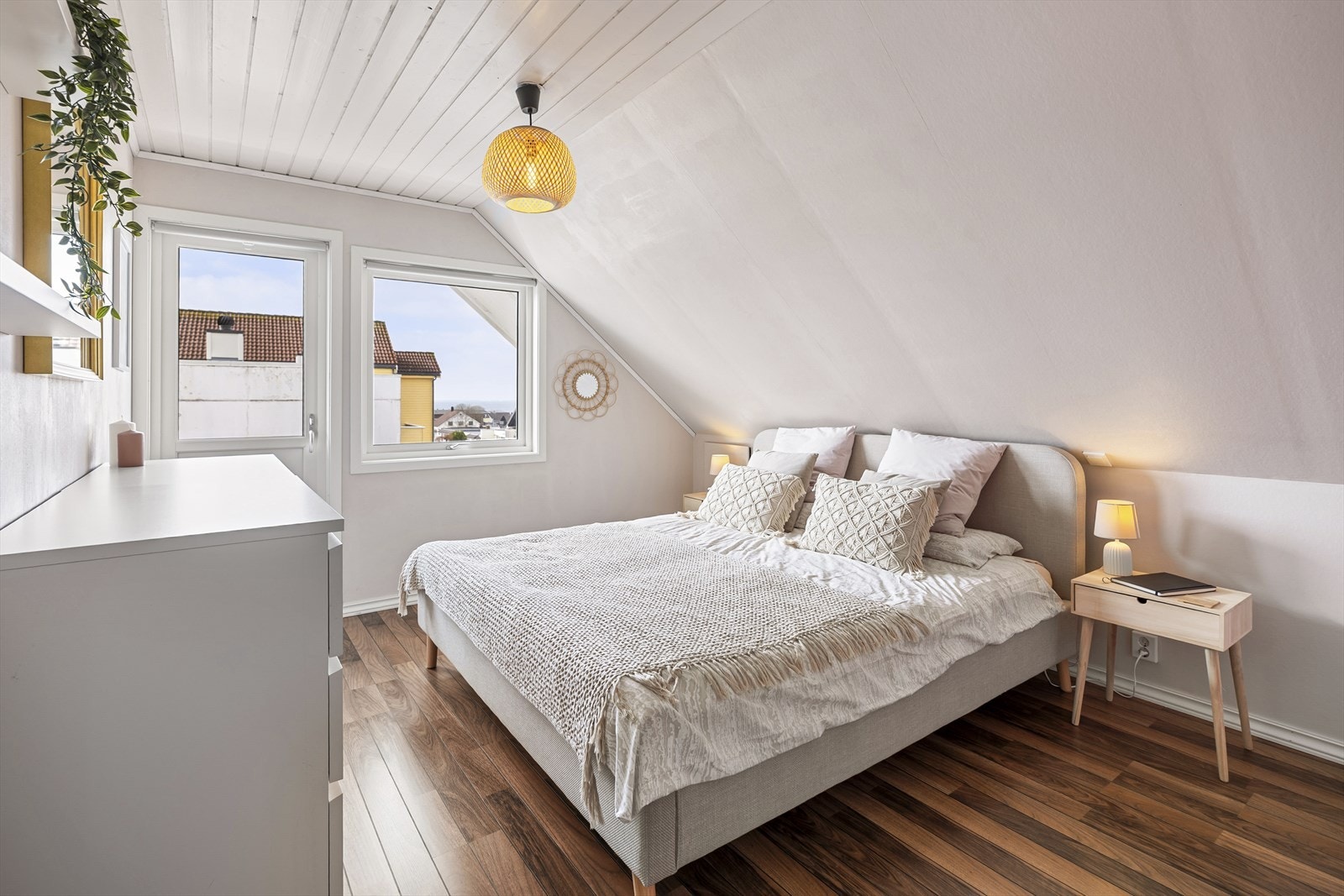 - Hovedsoverommet er malt i en lys tone og har god plass til både dobbeltseng, nattbord, kommode og garderobeskap - Galleribilde